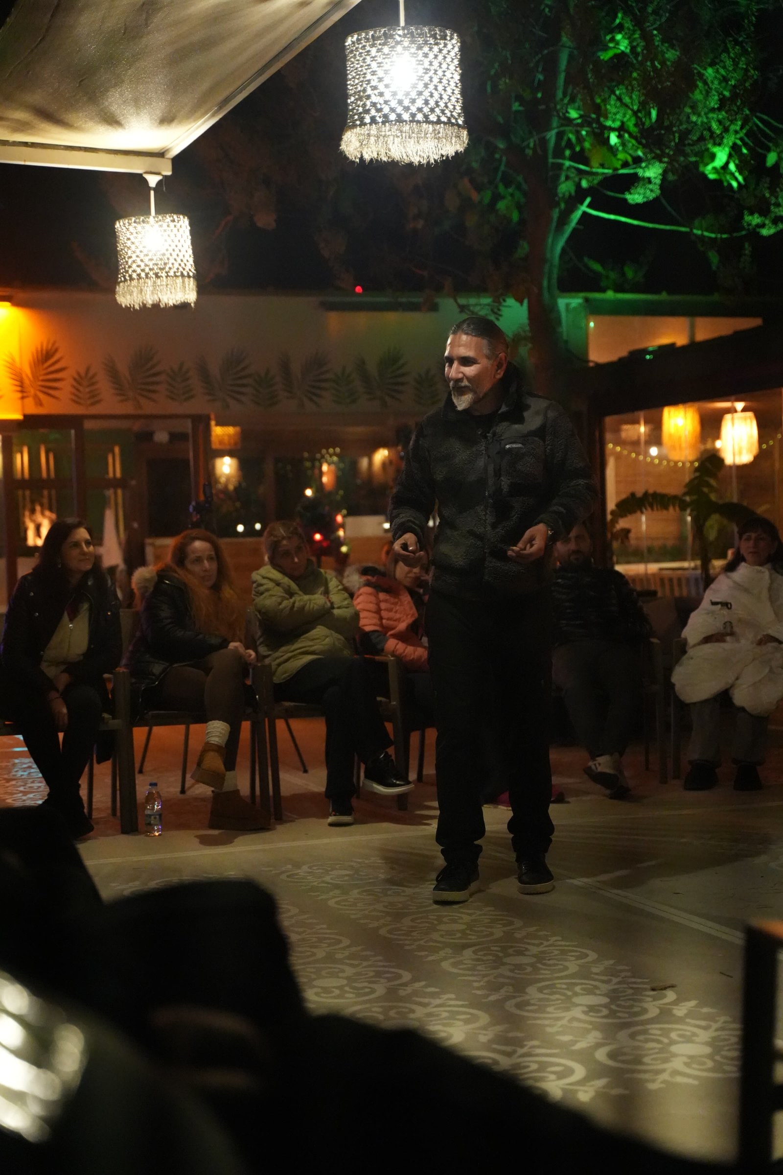 Şeref Tolga Kuralay gece düzenlenen bir buluşmada katılımcılara eşlik ederken