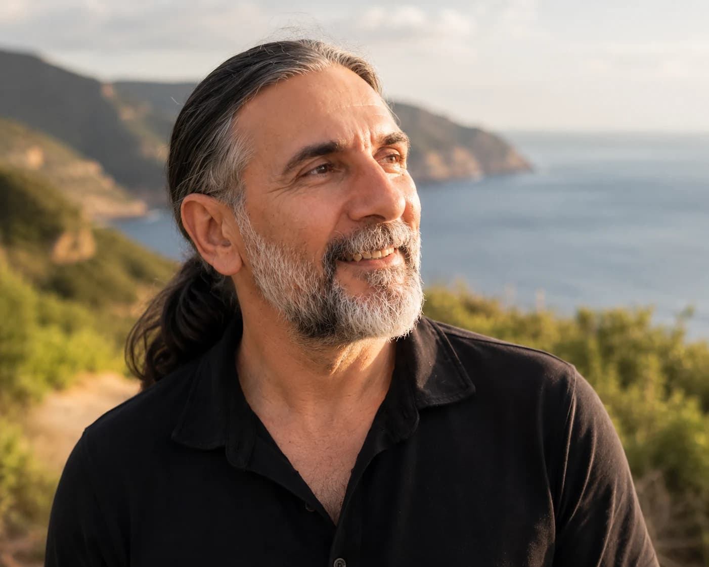 Şeref Tolga Kuralay deniz kıyısında