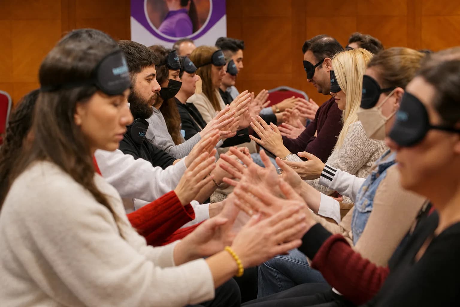 Pleiades eğitiminde uygulama ve meditasyon yapan katılımcılar